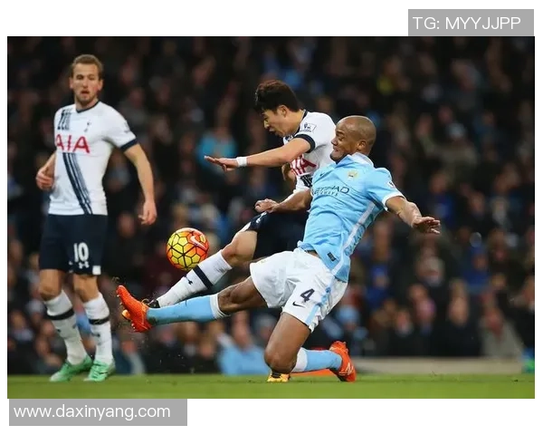 足球球星佩戴安全帽的创意画面展现运动与安全的完美融合 足球球星佩戴安全帽的创意画面展现运动与安全的完美融合